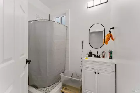 Bath - 132 Mountain View Ave, Vallejo, CA 94590 photo 4 of 4