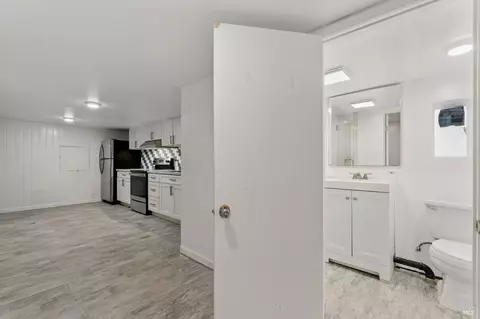 Entry Way - 132 Mountain View Ave, Vallejo, CA 94590 photo 5 of 7