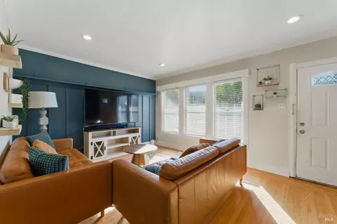 Living - 132 Mountain View Ave, Vallejo, CA 94590 photo 2 of 4