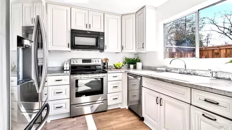 1737 Las Pravadas Ct, Santa Rosa, CA 95409