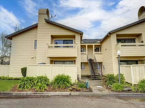 3003 Woodlake Dr, Santa Rosa, CA 95405