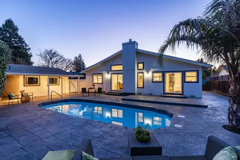 1687 Del Oro Cir, Petaluma, CA 94954