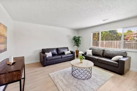 Living - 519 Fruitvale Rd, Vacaville, CA 95688 photo 2 of 3