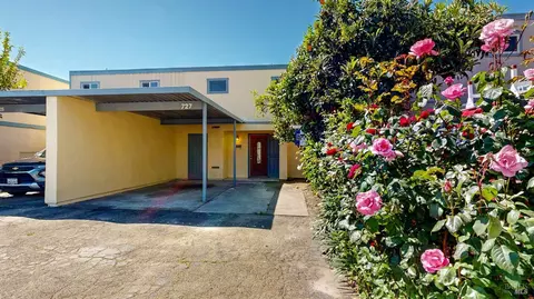 727 Rockwell Pl, Santa Rosa, CA 95401