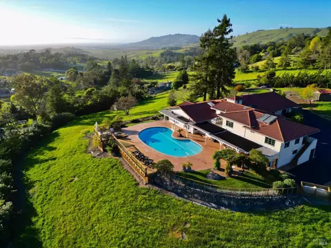 4680 Acacia Ln, Penngrove, CA 94951