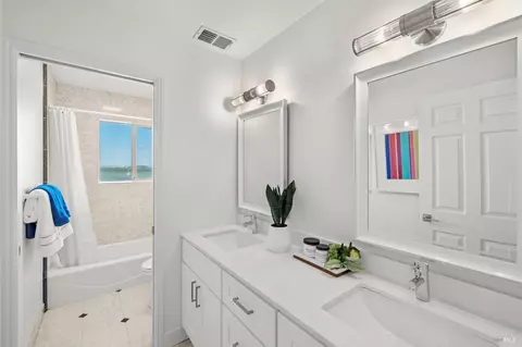 Bath - 433 Bridgeway, Sausalito, CA 94965 photo 4 of 5
