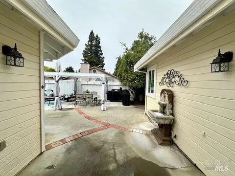 Exterior - 1555 Mccarthy Ct, Dixon, CA 95620 photo 6 of 26