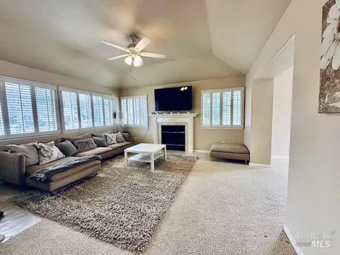 Living - 1555 Mccarthy Ct, Dixon, CA 95620 photo 2 of 4