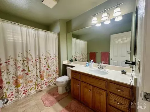 Bath - 1555 Mccarthy Ct, Dixon, CA 95620 photo 1 of 4