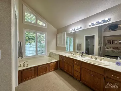Bath - 1555 Mccarthy Ct, Dixon, CA 95620 photo 2 of 4