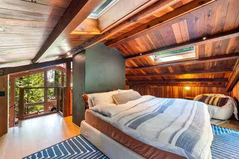 Bedroom - 22099 Ruoff Rd, Jenner, CA 95450 photo 6 of 9