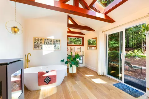 Bath - 22099 Ruoff Rd, Jenner, CA 95450 photo 4 of 5
