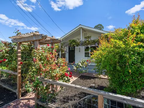 528 Sanns Ln, Healdsburg, CA 95448