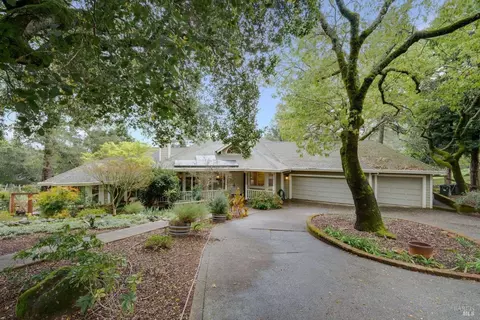 2742 Treetops Way, Santa Rosa, CA 95404