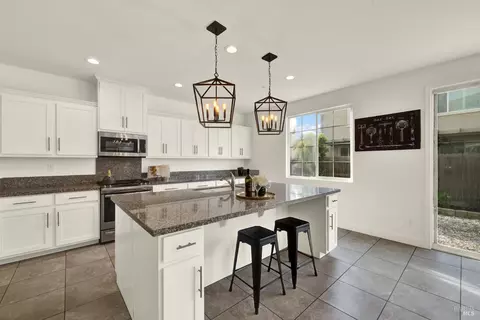 Kitchen - 261 Primrose Dr, Vacaville, CA 95687 photo 4 of 9