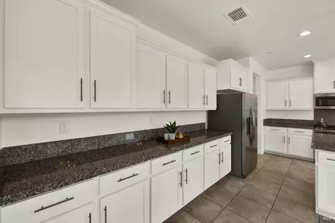 Kitchen - 261 Primrose Dr, Vacaville, CA 95687 photo 2 of 9