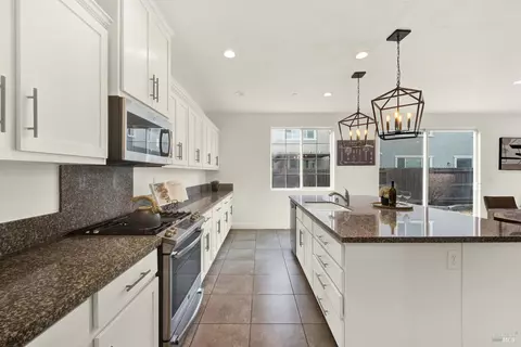 Kitchen - 261 Primrose Dr, Vacaville, CA 95687 photo 9 of 9