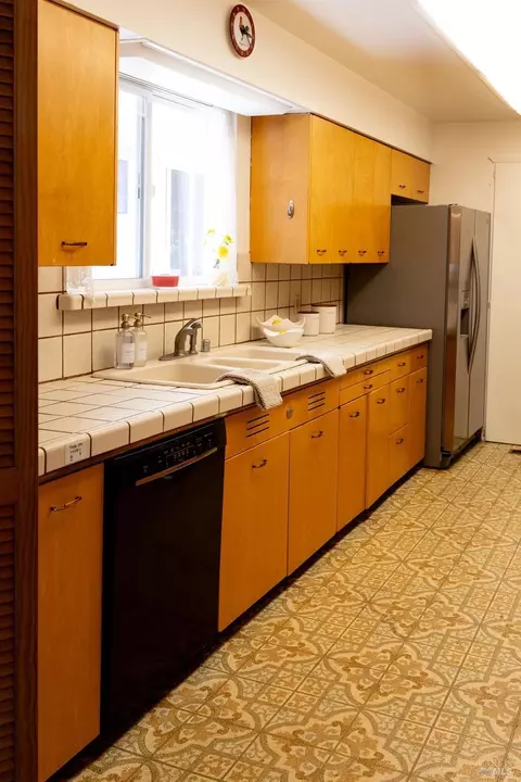Kitchen - 1101 Maple Ave, Ukiah, CA 95482 photo 4 of 7