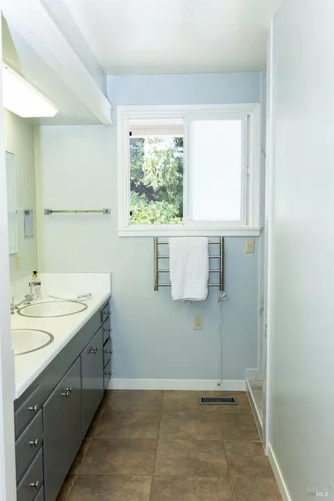 Bath - 1101 Maple Ave, Ukiah, CA 95482 photo 5 of 8