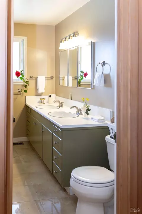 Bath - 1101 Maple Ave, Ukiah, CA 95482 photo 2 of 8