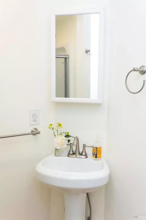 Bath - 1101 Maple Ave, Ukiah, CA 95482 photo 7 of 8