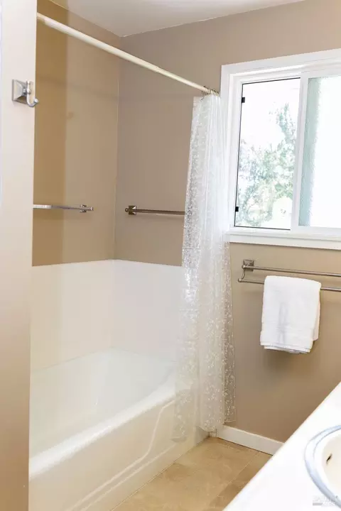 Bath - 1101 Maple Ave, Ukiah, CA 95482 photo 3 of 8
