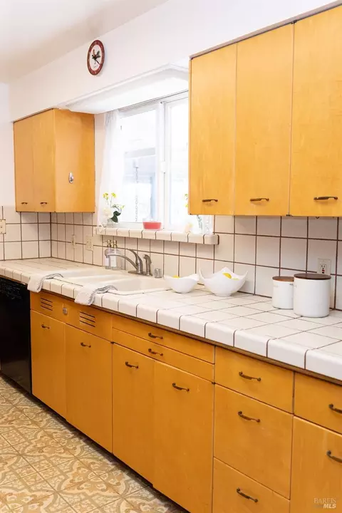 Kitchen - 1101 Maple Ave, Ukiah, CA 95482 photo 5 of 7