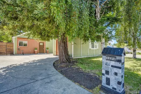 109 Saratoga Ct, Petaluma, CA 94954