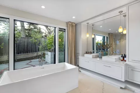 Bath - 929 Meadowsweet Dr, Corte Madera, CA 94925 photo 3 of 7
