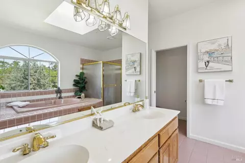 Bath - 4059 Mendes Ln, Vacaville, CA 95688 photo 5 of 7