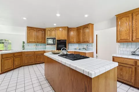 Kitchen - 4059 Mendes Ln, Vacaville, CA 95688 photo 4 of 5