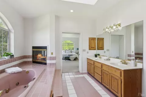 Bath - 4059 Mendes Ln, Vacaville, CA 95688 photo 3 of 7