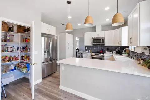 Kitchen - 802 Derry Cir, Vacaville, CA 95688 photo 6 of 7