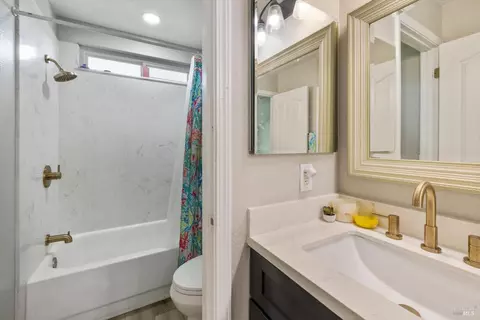 Bath - 802 Derry Cir, Vacaville, CA 95688 photo 4 of 9