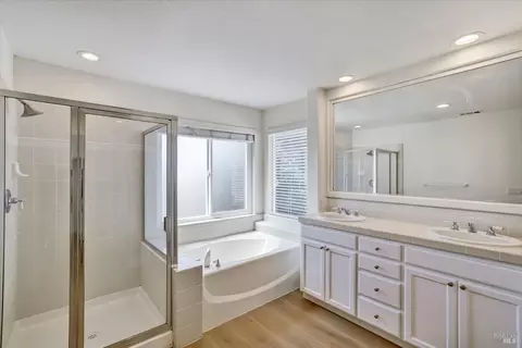 Bath - 3435 Edgewater Pl, Vallejo, CA 94591 photo 3 of 5