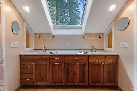 Bath - 22152 Koftinow Dr, Jenner, CA 95450 photo 2 of 2