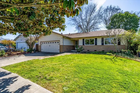 1776 Fenwick Dr, Santa Rosa, CA 95401