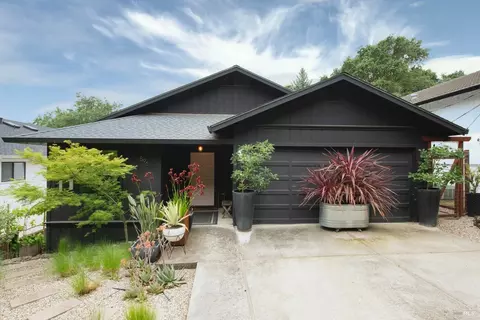 896 Los Robles Dr, Sonoma, CA 95476