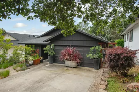 896 Los Robles Dr, Sonoma, CA 95476 photo 2