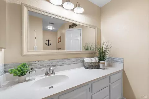 Bath - 600 Hawk Dr, Vacaville, CA 95687 photo 6 of 8