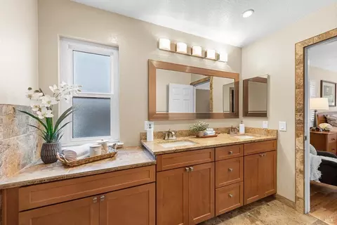 Bath - 600 Hawk Dr, Vacaville, CA 95687 photo 2 of 8