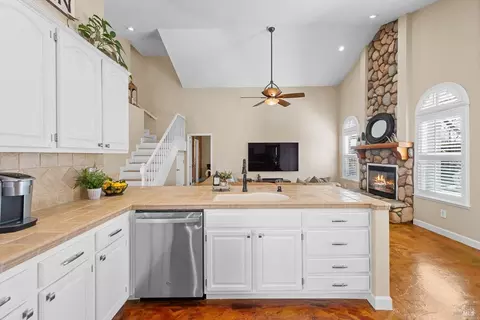 Kitchen - 600 Hawk Dr, Vacaville, CA 95687 photo 11 of 12