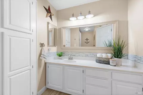 Bath - 600 Hawk Dr, Vacaville, CA 95687 photo 5 of 8