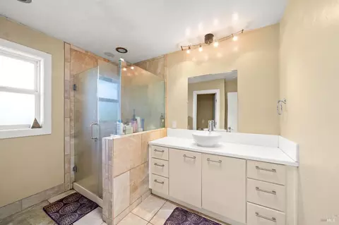 Bath - 2120 Mecca Ct, Fairfield, CA 94534 photo 2 of 3