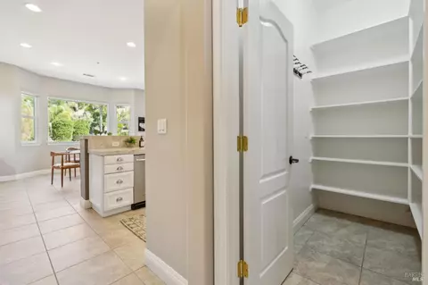 Entry Way - 5232 Sunridge Dr, Fairfield, CA 94534 photo 4 of 7