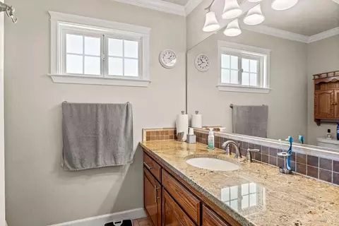 Bath - 830 Riverside Dr, Ukiah, CA 95482 photo 2 of 5
