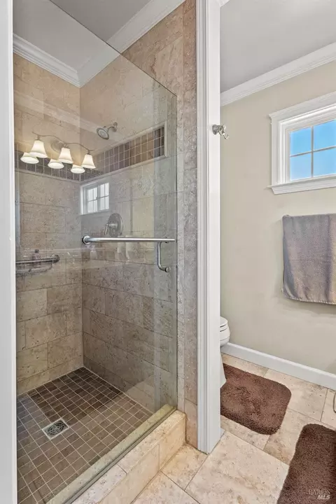 Bath - 830 Riverside Dr, Ukiah, CA 95482 photo 3 of 5