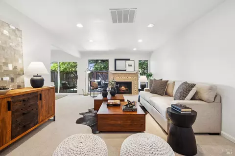 6 Woodoaks Dr, San Rafael, CA 94903