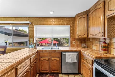 Kitchen - 407 Corte Majorca, Vacaville, CA 95688 photo 3 of 5