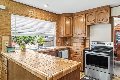 Kitchen - 407 Corte Majorca, Vacaville, CA 95688 photo 2 of 5